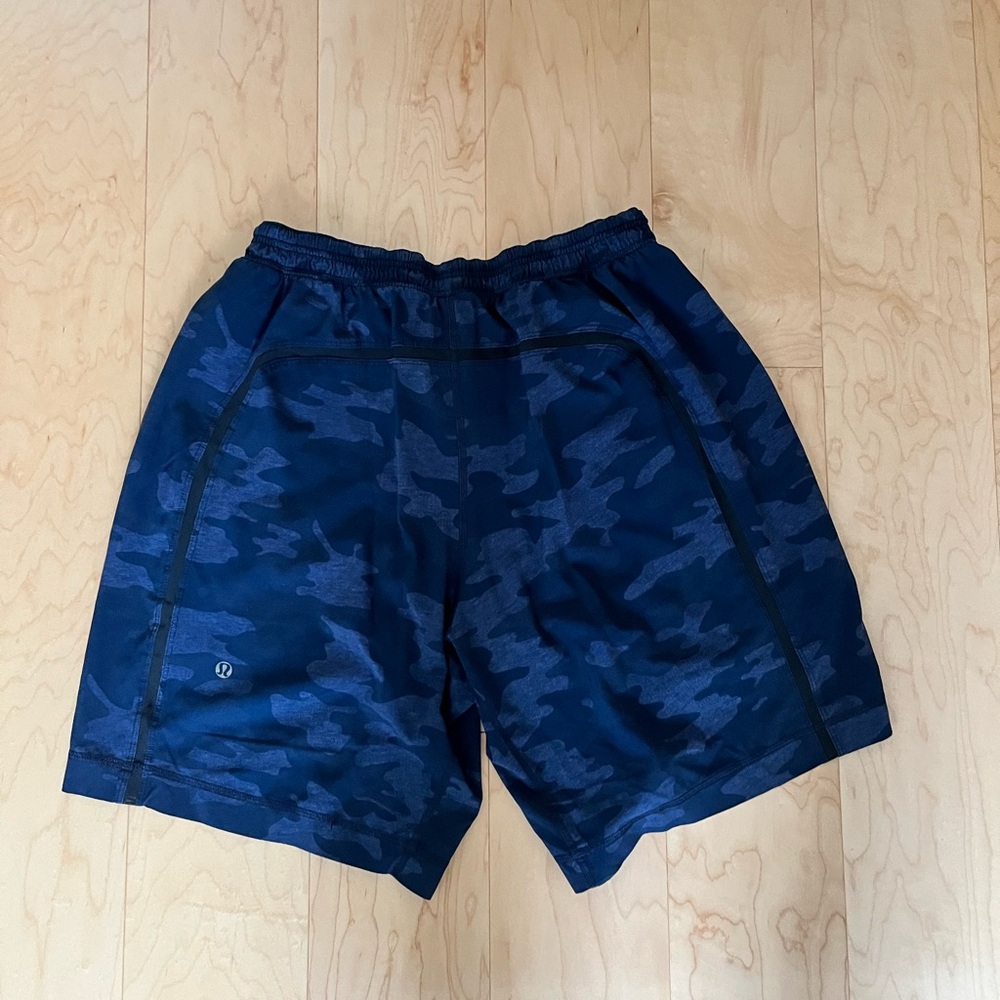 lululemon athletica Navy Camouflage Men's Athletic Shorts medium - Picture 2 of 5